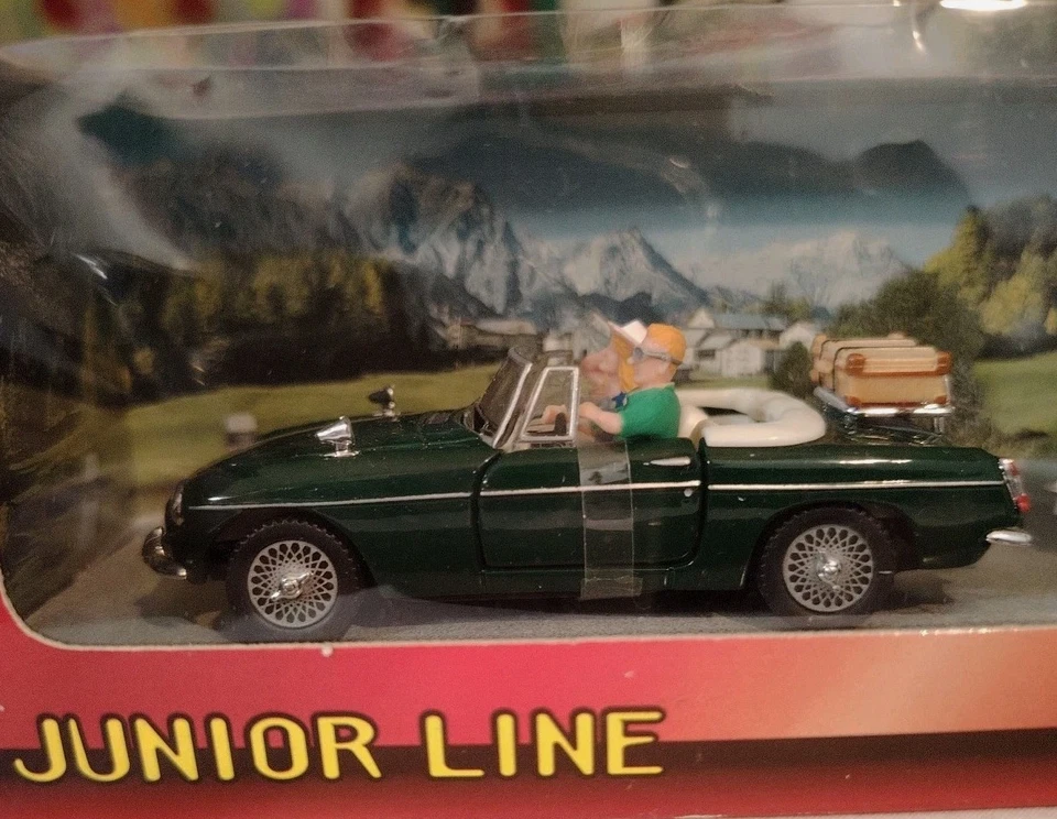 SCHUCO- MGB Con Roulotte - Modellino Auto Metallo Verde Junior Line -Scala 1:43 - Immagine 3 di 4
