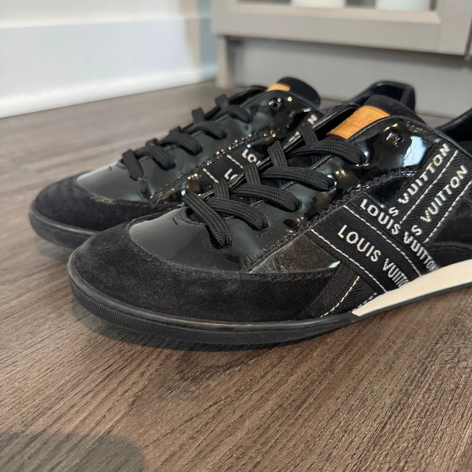 Tênis Louis Vuitton Lesley preto couro cinza fita logotipo 39 camurça patenteada - Imagem 3 de 4