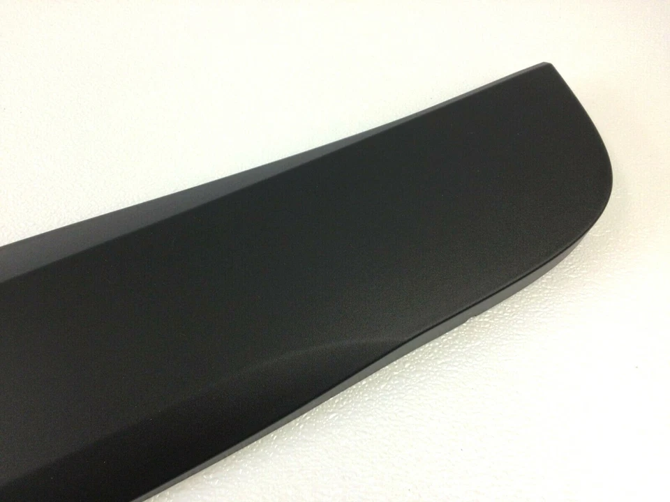 Chevrolet Traverse 2018-2021 puerta trasera lado del conductor negro moldura inferior OEM Foto 2 de 4