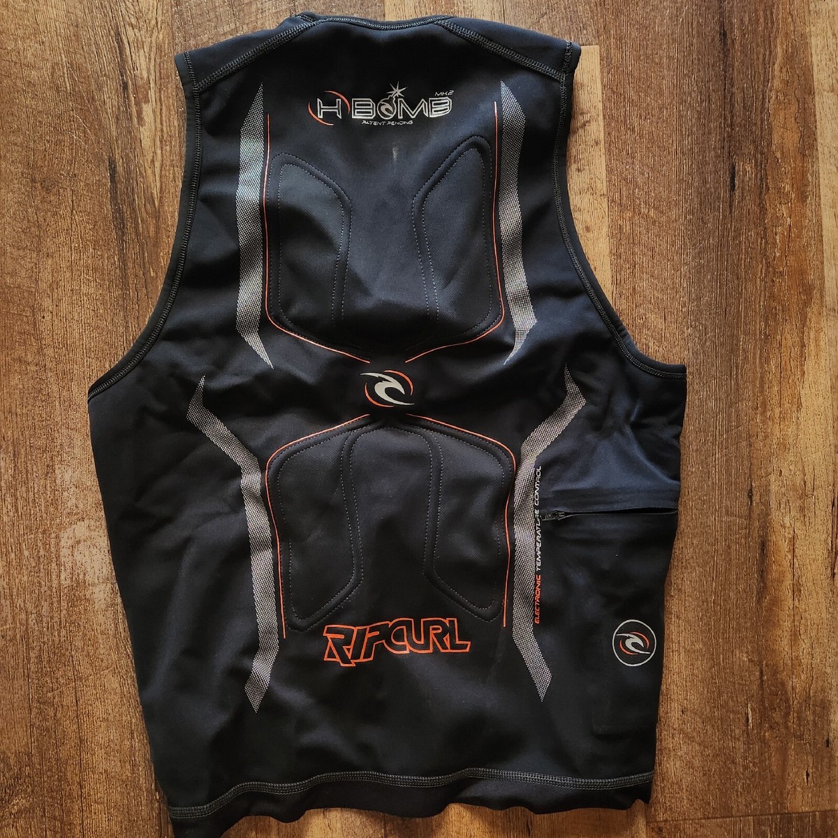 H-BOMB POWER HEATED VEST RIP CURL 管238