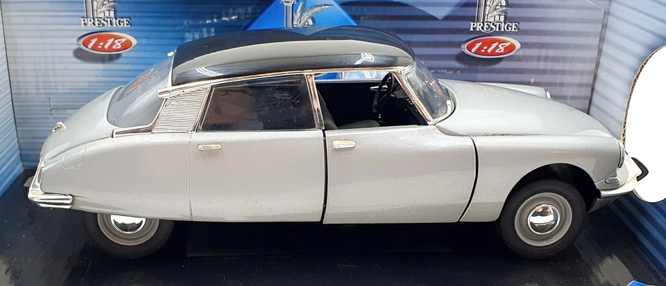 Solido 1/18 Scale 8033CG - Citroen DS19 Berline 1963 - Silver - Image 3 of 4