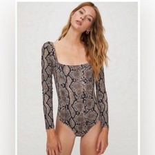 Babaton Aritzia Women s Snakeskin Square Neck Long Sleeve Bodysuit, XS