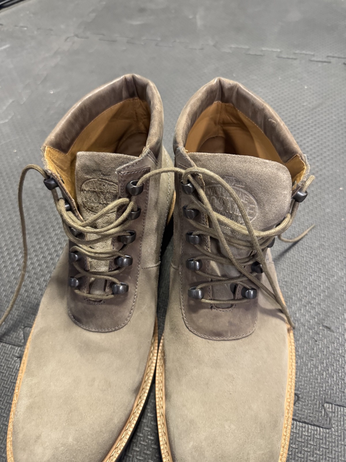 SAOLA Stivali Wolverine 1000 Mile da uomo taglia 13 D punta liscia scamosciati marroni W00167. Suola robusta