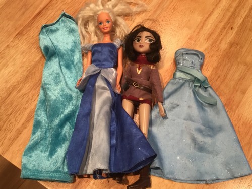 Elsa & Anna from Disney Frozen and two dresses - Picture 4 of 4