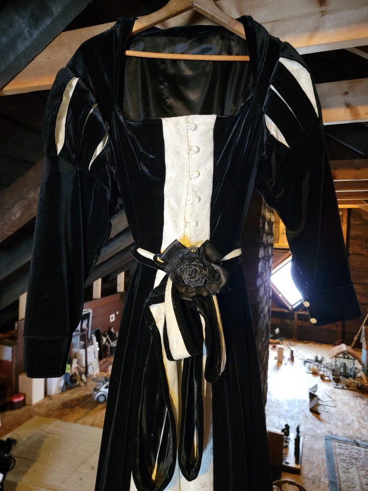 Vestido renacentista personalizado hecho por taileros de Tailandia soy 5"7" Foto 3 de 4