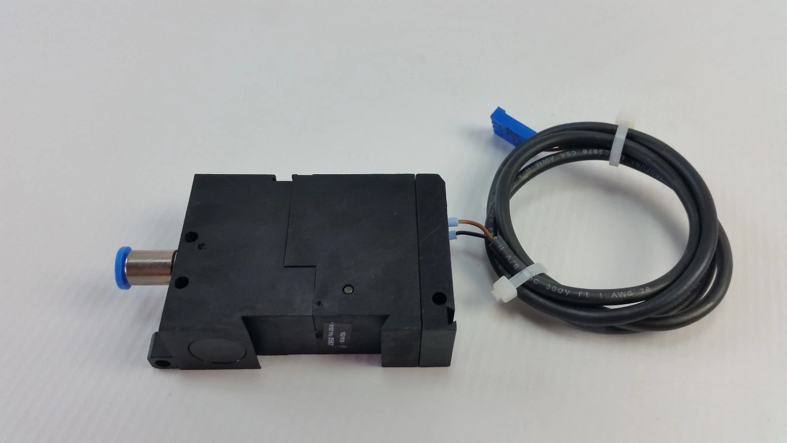 Festo pressure switch 152618 with coiled cable and blue plug