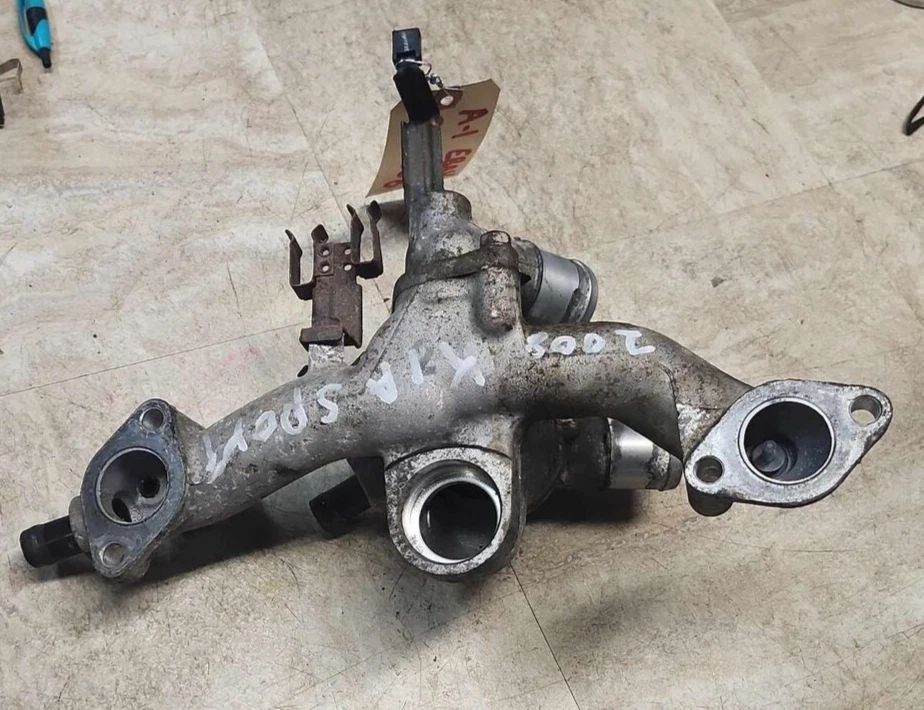 Корпус термостата 2005-2010 KIA SPORTAGE 2,7 л V6 VN275ZX C - Изображение 3 из 4