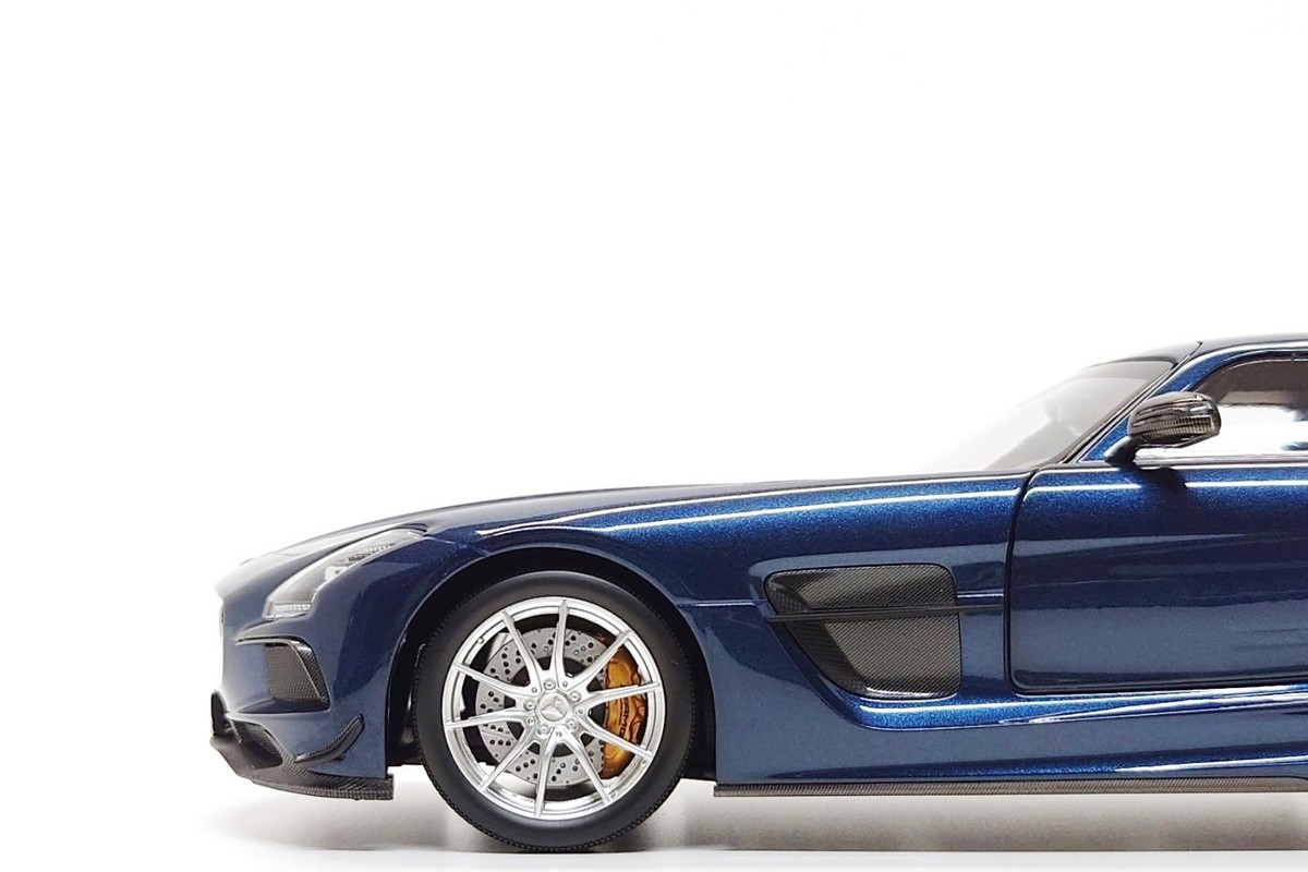 Minichamps 1:18 Mercedes-Benz SLS AMG Black Series in Daytona Blue