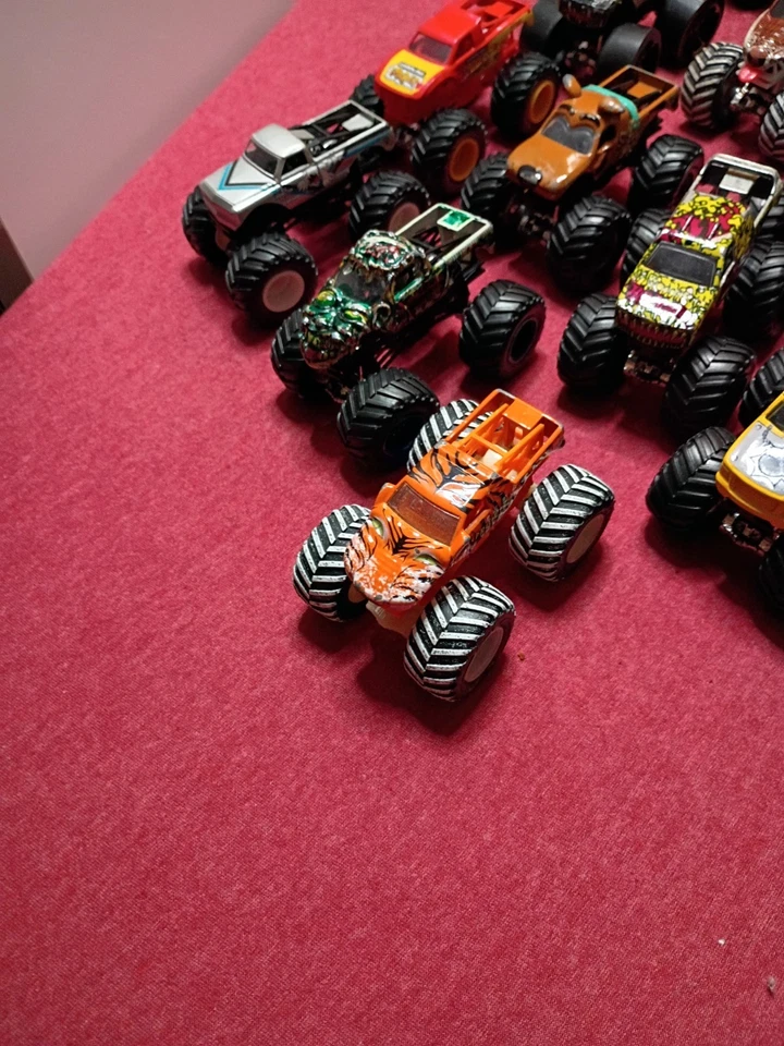 Lote de camiones Monster Jam Hot Wheels escala 1:64 diecast variedad camiones jugados Foto 3 de 4