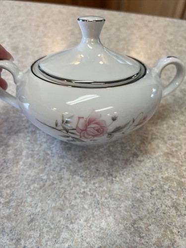 Castlecourt Fine China of Japan Rose Bouquet Porcelain Creamer & Sugar Bowl EUC - Picture 2 of 3