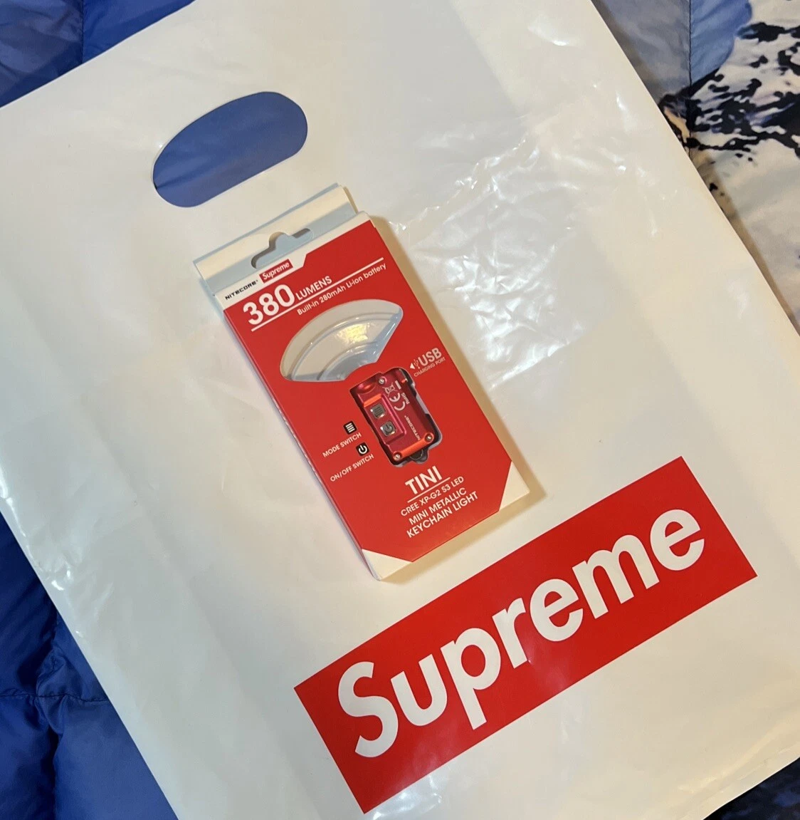 Porte clés Supreme Nitecore Tini rouge clair FW19 flambant neuf