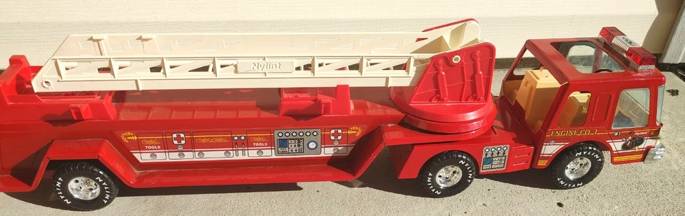 Vintage Nylint Firetruck Hook-N-Ladder Trailer Fire Truck Engine Steel Metal Toy - Image 2 of 4