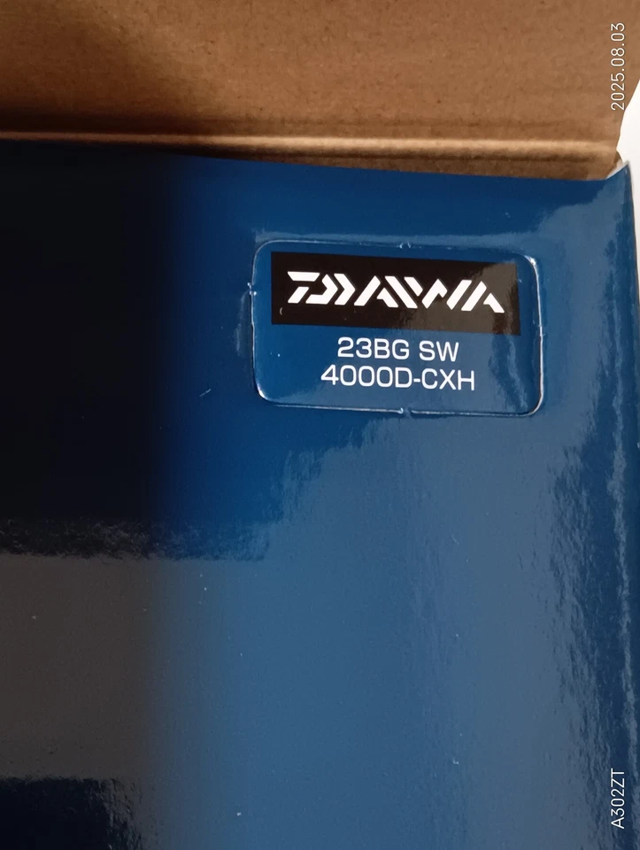 Carrete giratorio Daiwa 23 BG SW 4000D-CXH metal negro en caja nuevo Foto 2 de 4