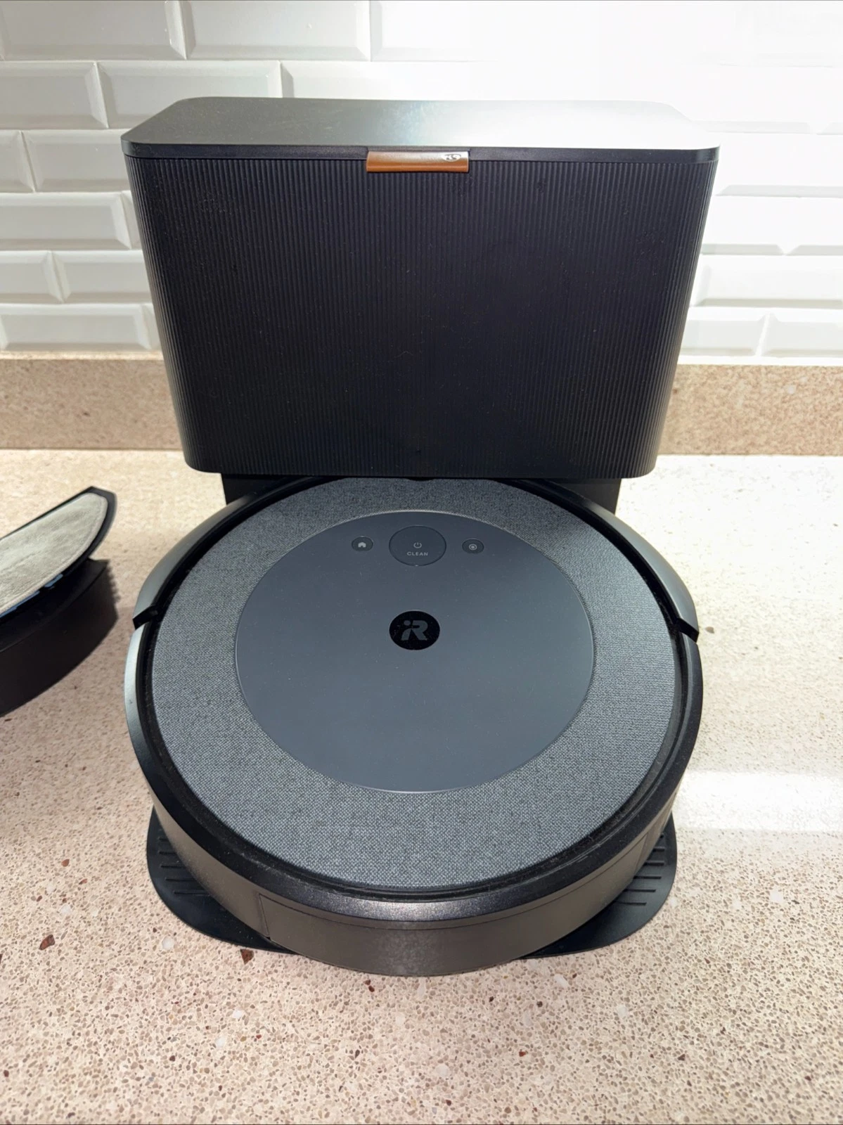IROBOT I5+ I555620 ROBOT VACUUM WITH CLEAN BASE AUTOMATIC DIRT - used