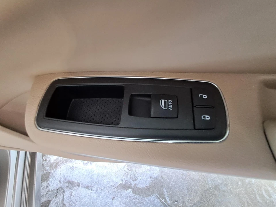 2014 Chrysler 300 RF Front Door Trim Panel Used OEM 427689 Gold 106K Miles - Изображение 2 из 4