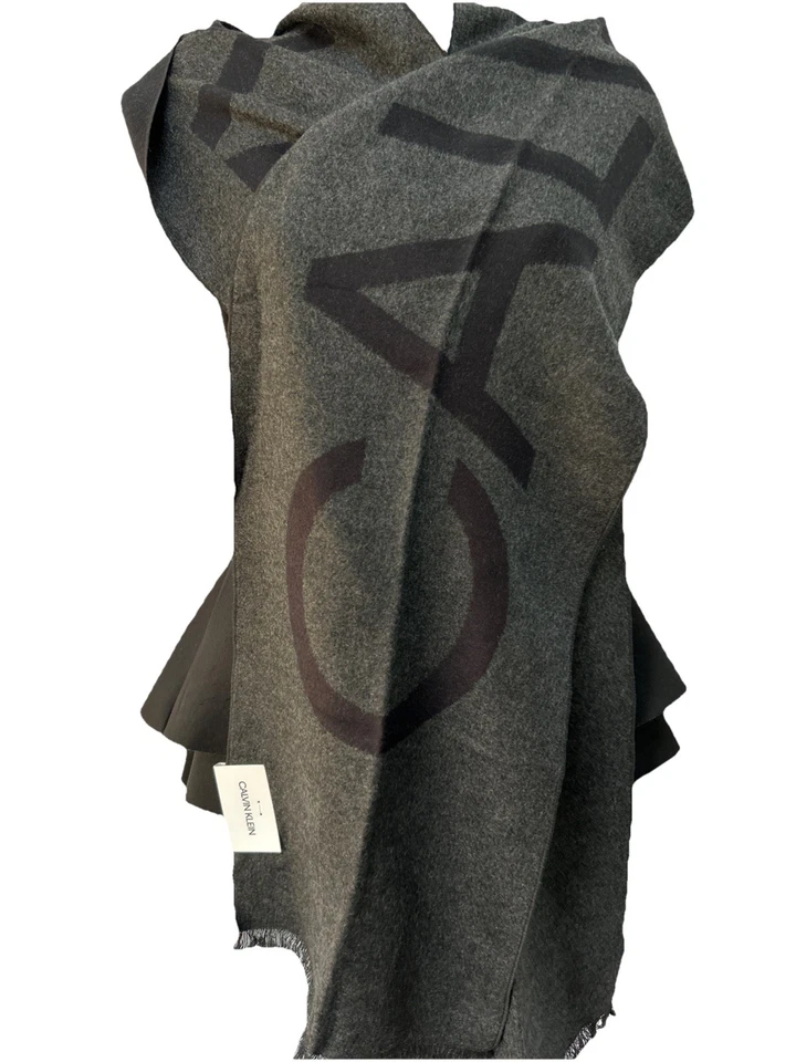 BUFANDA CALVIN KLEIN HOMBRE O MUJER REVERSIBLE LOGOTIPO GRANDE NEGRO Y GRIS NUEVO CON ETIQUETAS Foto 2 de 4