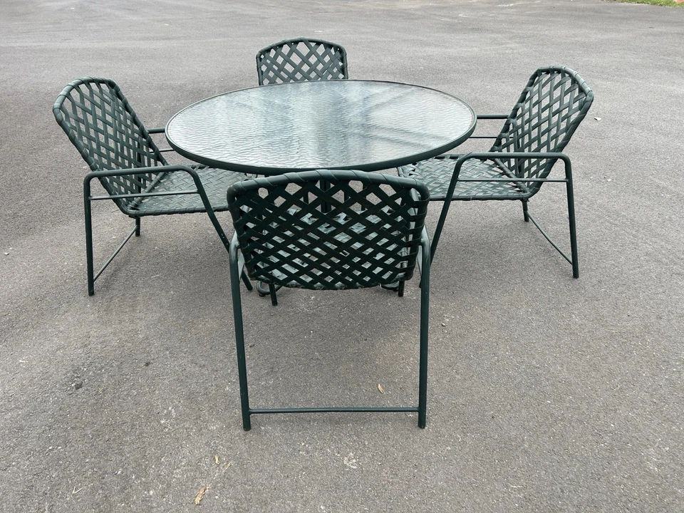 Hermoso juego de mesa y 4 sillas de patio Jordan marrón Foto 2 de 4