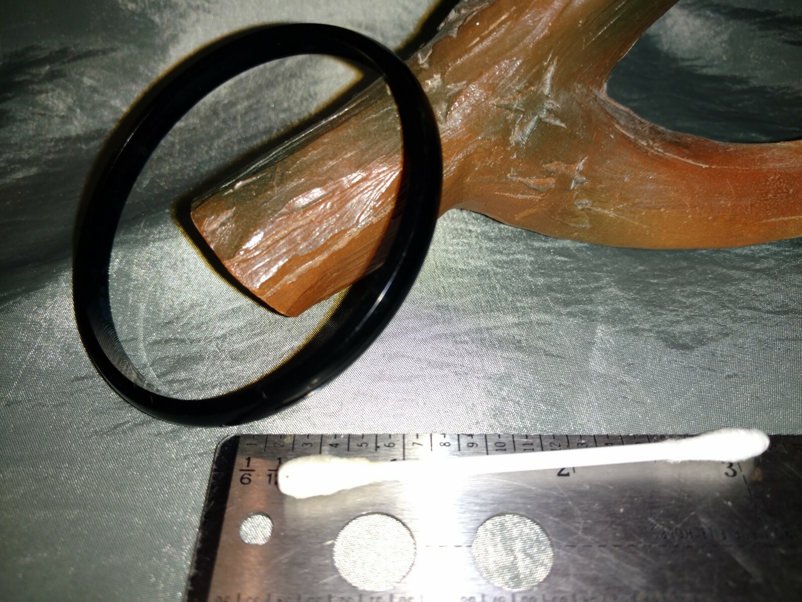 Black Bakelite? lucite? Stackable bracelet 409 te… - image 3