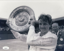 MARGARET SMITH COURT HAND SIGNED 8x10 PHOTO    TENNIS LEGEND   GREAT POSE    JSA