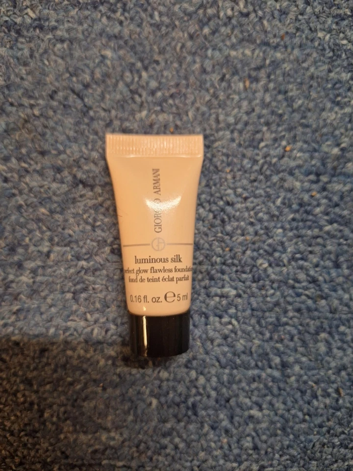 Giorgio Armani Luminous Silk Foundation 10 x 5 ml Farbton 7 Einzelhandel 47 £. - Bild 2 von 3