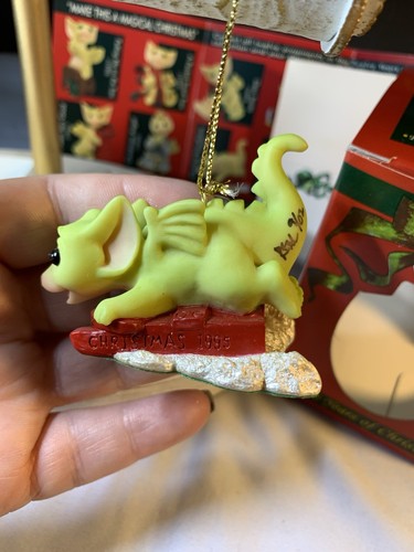 Usado en Excelente Condición Caprichoso Mundo De Dragones de Bolsillo 01' Ornamento "PERSIGUIENDO COPOS DE NIEVE" Firmado - Imagen 4 de 23