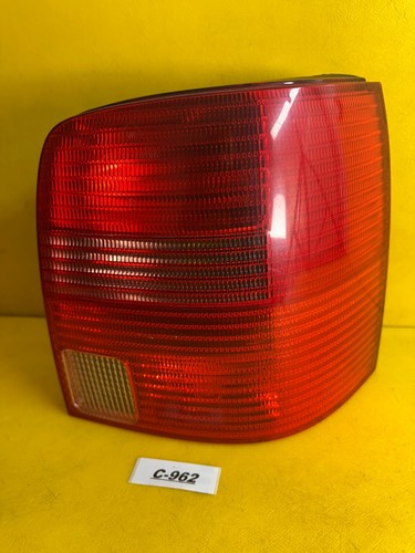 VW PASSAT VARIANT (3B5) Rückleuchte rechts Rücklicht + Lampenträger 3B9945257
