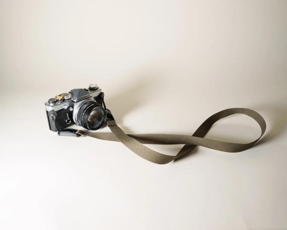 "Correa de cámara verde oliva de 40"" con anclajes de liberación rápida de diseño de pico hecha a mano" Foto 2 de 4