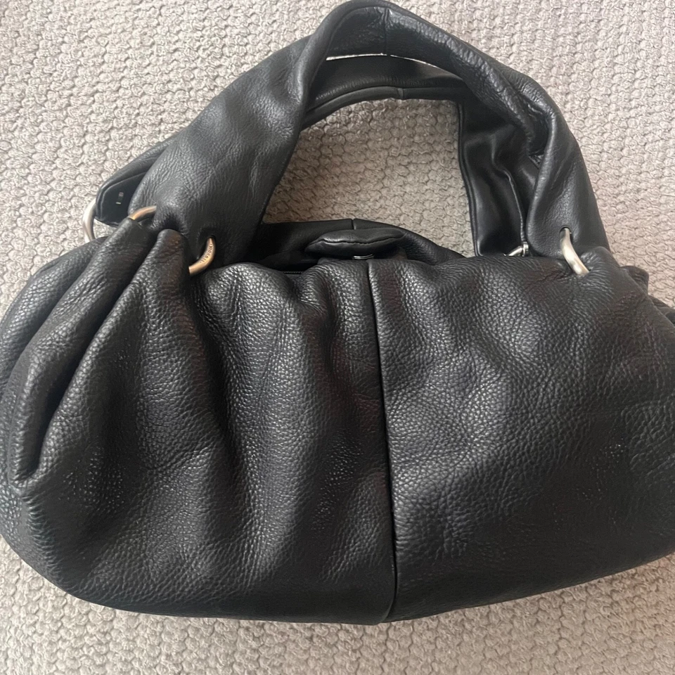 Bolso de hombro Sequoia de cuero negro mantecoso suave doble asa herrajes plateados Foto 2 de 4