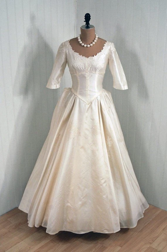 Vestidos de novia victorianos de satén de media manga cuello redondo vestidos de novia largos Foto 3 de 4