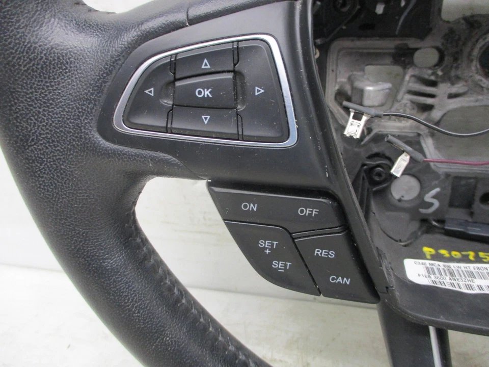 Volante Ford Focus 2016 con control de audio y crucero OEM Foto 2 de 4