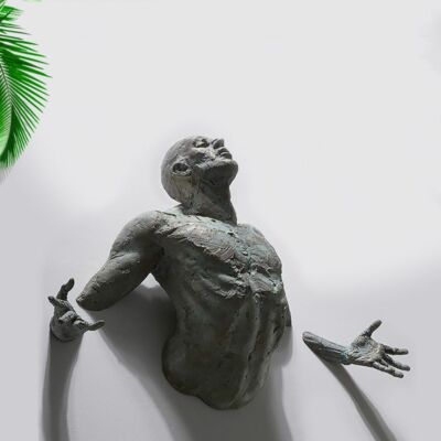 Kupferimitat 3D durch Wand Wandbild Statue Skulptur Kletternder Mann