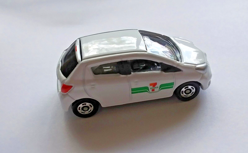 Tomica Toyota Vitz (Yaris) Japanese Hatchback, 7 Eleven Version, New in Open Box - Picture 10 of 13