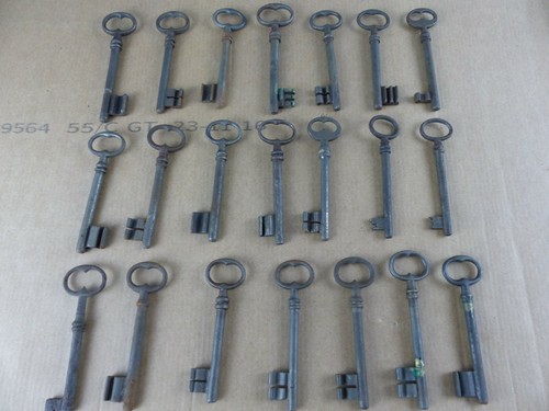Lot de 21 anciennes clés clefs dont FER FORGE , longueur 9 à 10 cm lot 5