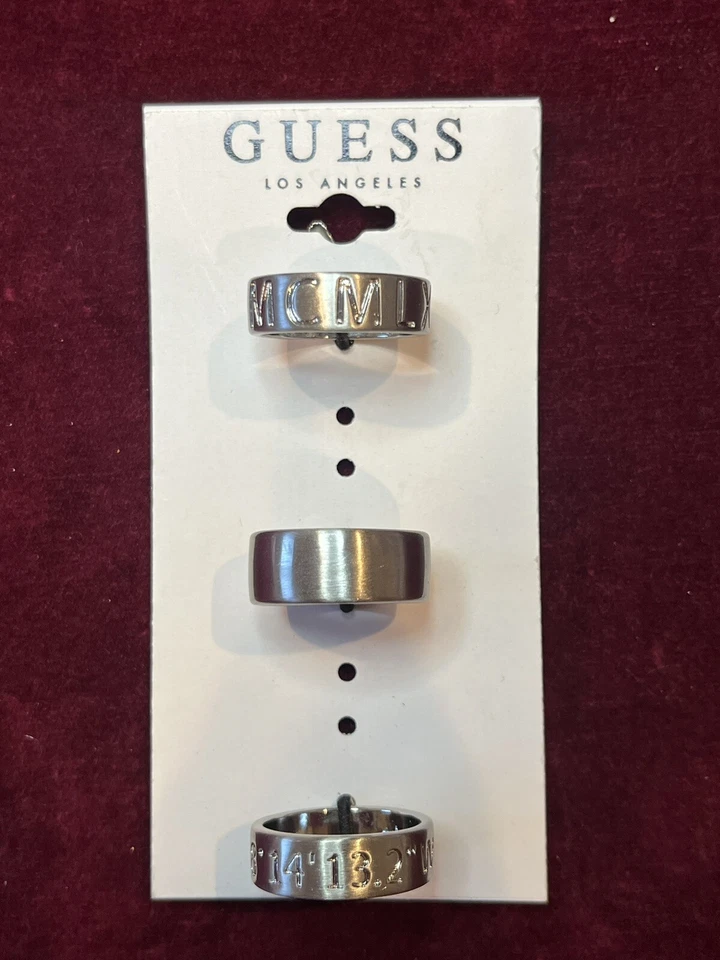 Pack de 3 anillos Guess tono plata números romanos, coordenadas y en blanco Foto 2 de 3