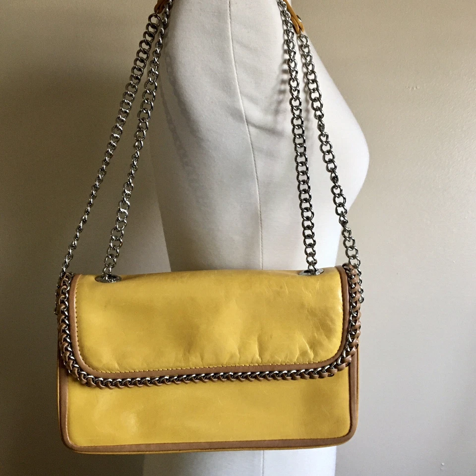 Bandolera convertible Henri Bendel The Blair con ribete de cuero amarillo cadena plateada Foto 3 de 4