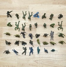 Vintage Plastic Army Men Lot 39 Figures Mixed Colors Some Broken