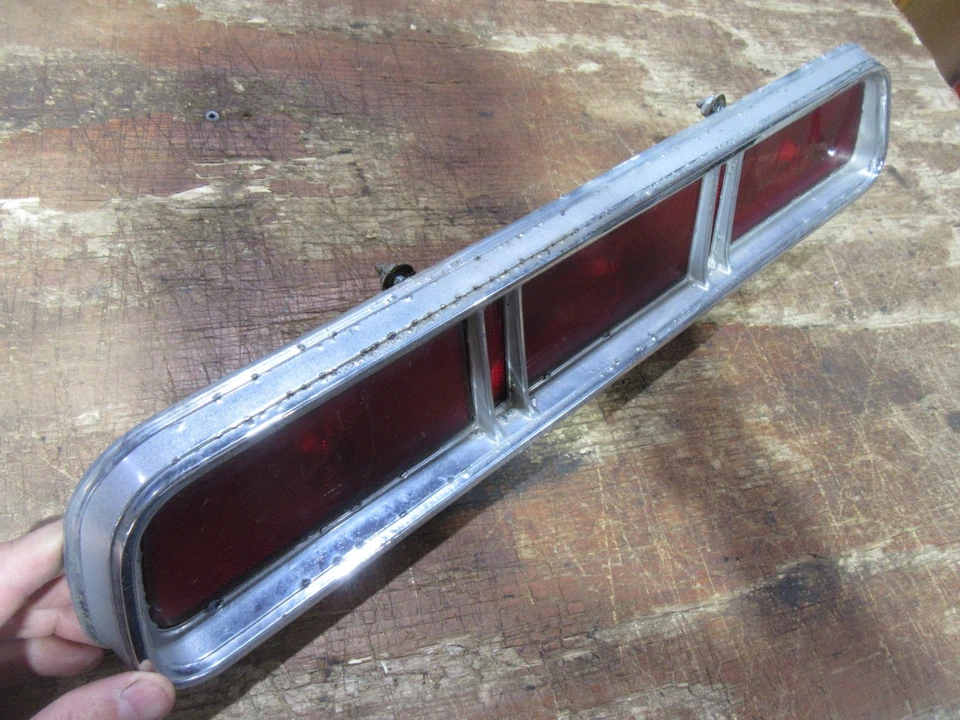 1967 Chevrolet Caprice exterior tail light lens housing trim assembly base PR - Изображение 4 из 4