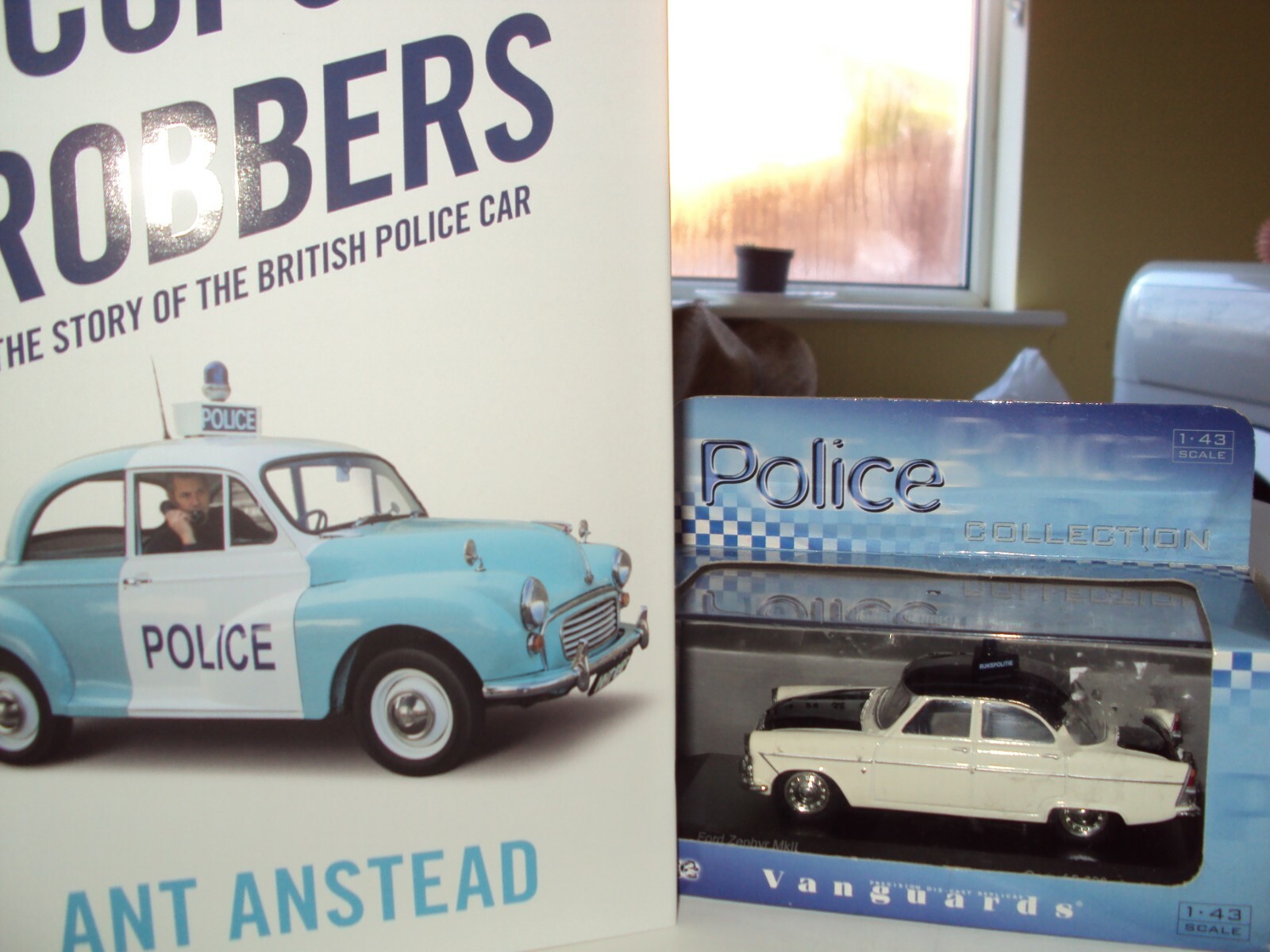 CORGI VANGUARDS FORD ZEPHYR MK2 RIJKSPOLITIE DUTCH POLICE VA06103 + H/B BOOK