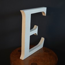 Vintage geborgen Holzschild Buchstabe