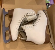 Jackson Ultima Mystique Figure Ice Skates Size 5 White Leather, gently preowned
