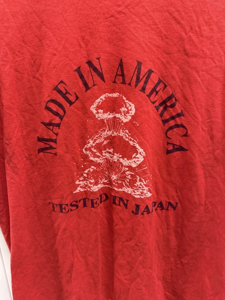 Bomba atómica grande roja de la década de 1980 hecha en América probada en Japón Foto 2 de 4