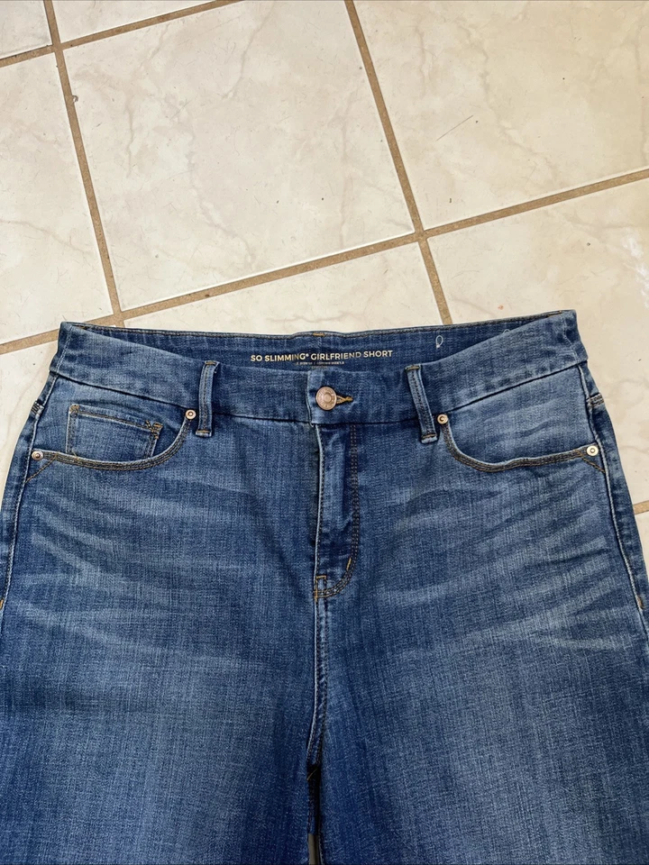 CHICO'S NUEVO! Pantalones cortos de mezclilla con puños lavado medio TAN ADELGAZANTES NOVIA Talla 1.5 Foto 2 de 4