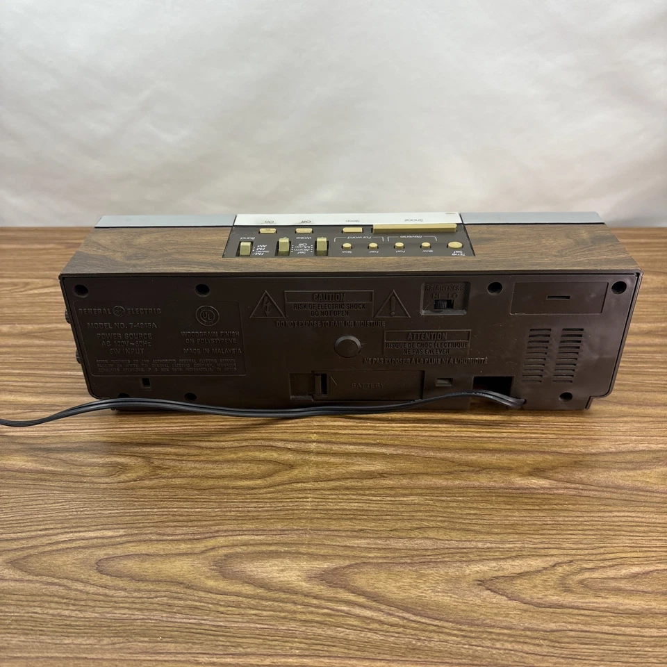 Radio Reloj GE Vintage AM FM Modelo Nº 7-4945a Batería Respaldo Doble Alarma Foto 4 de 4