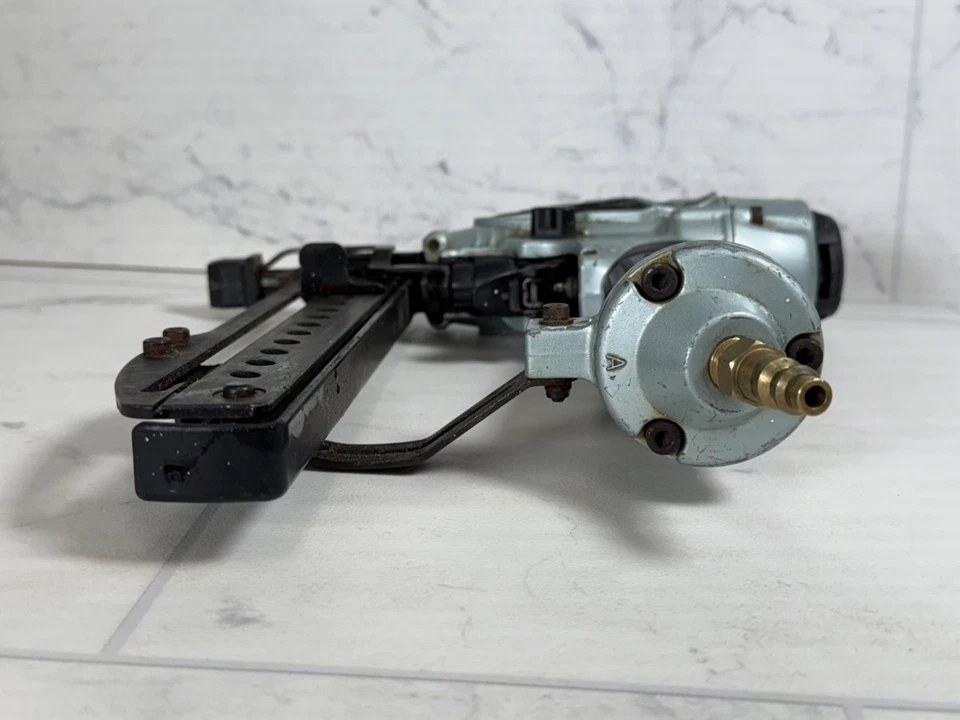 Grapadora neumática Hitachi calibre 18 1/4 pulgada acabado corona estrecha N3804 (A1G009254) Foto 2 de 4