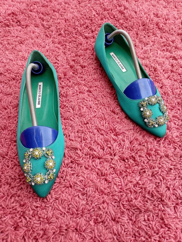 Manolo Blahnik Cristal Adornado Hangasi Sedoso Satinado Verde Hebilla Clásica Plana Foto 4 de 4