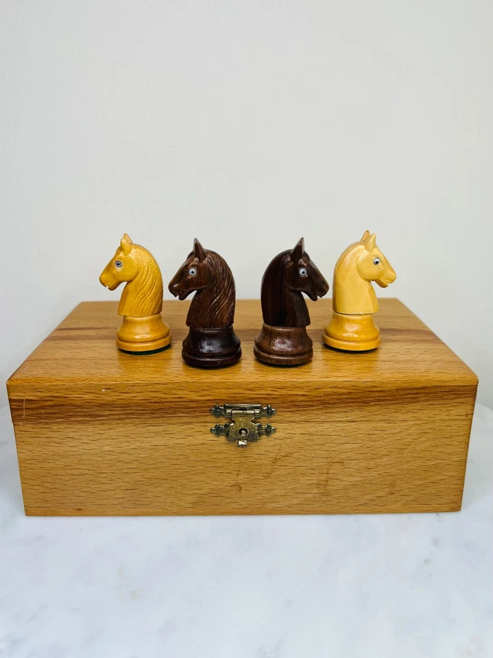 Винтажный деревянный шахматный набор 3 дюйма King Glass Eye Knight сделано в Швейцарии - Изображение 4 из 4
