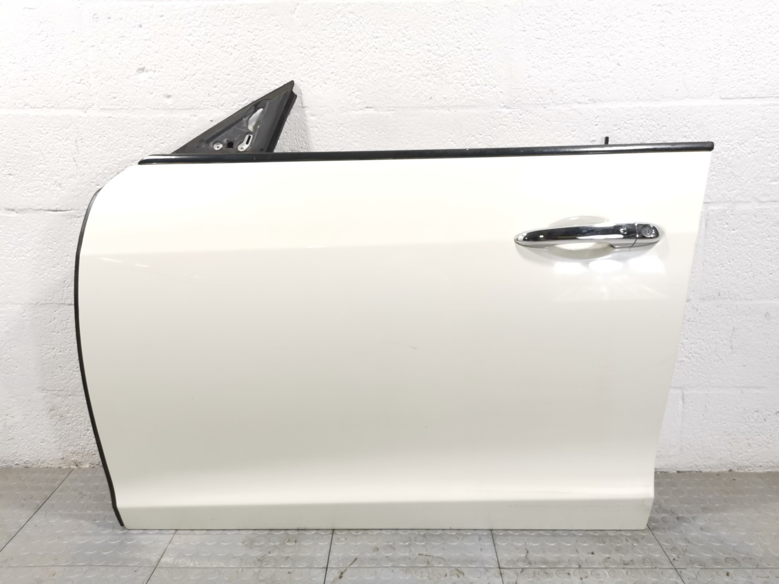 Maserati Ghibli RWD 3.0 L 2015 Front Left Driver Side Door Shell White Color OEM