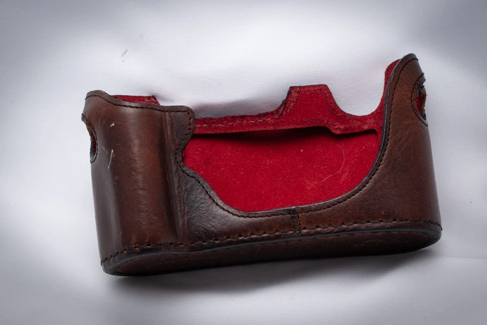Estuche de cuero Leicatime Luigi Crescenz para cámara de película Leica; chocolate usado. Foto 2 de 4