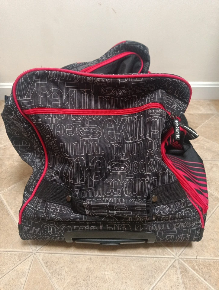 Ecko Unltd. Bolsa de lona con ruedas ilimitada 32" negra y roja Foto 4 de 4