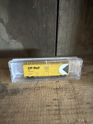 Micro Trains Line 07454010 40  Box Car w/o Roof Walk